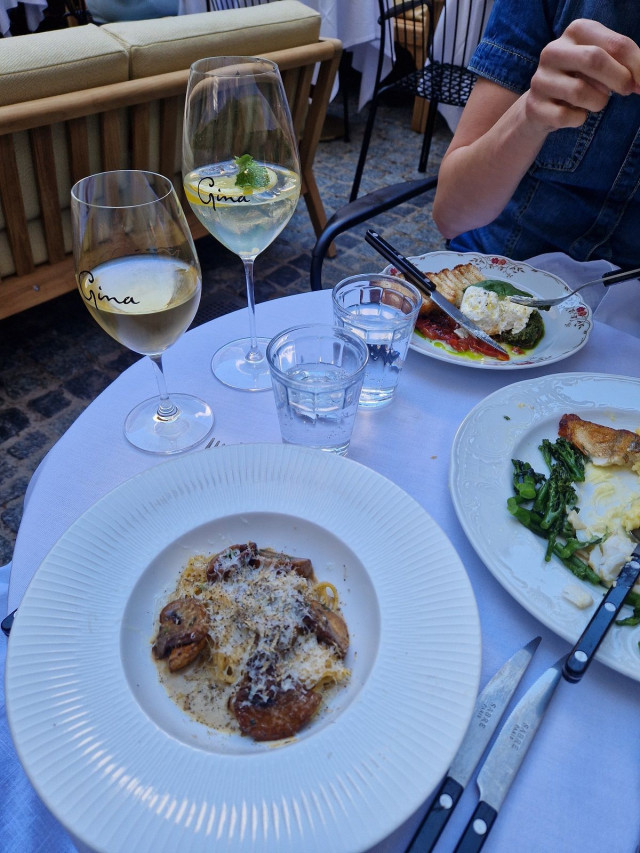 Cacio e Pepe alla Gina (+ deluxe tuunaus) sekä Stracciatella burrataa, tomaattitartaria, pistaasipestoa, fenkoli-minttusuolaa, basilikaa ja focacciaa. 1,5 vuotias lapsi söi paistettua kuhaa sekä upeaa perunamuusia, joka hotkittiin lautaselta.