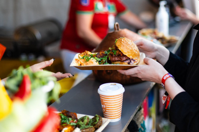 Flow Festivalin 20-vuotista taivalta juhlitaan Helsingin Suvilahdessa 9.–11.8.2024!