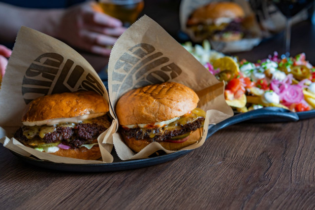 Grill Room Hankasalmi on erikoistunut smash-tekniikalla valmistettuihin burgereihin.