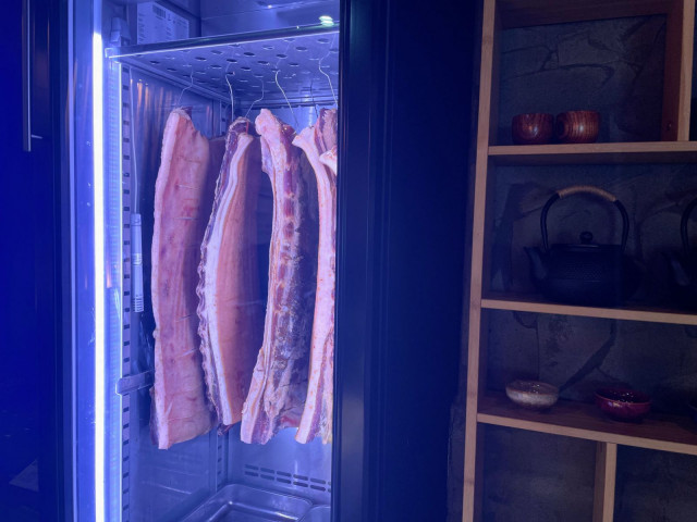 Dry age -kaapissa roikkuvat lihat toimivat myös sisustuselementtinä.