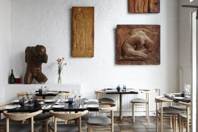 Ravintolan nimi juontaa juurensa kuvanveistäjä Gunnar Finnestä.