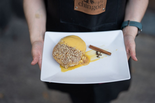 Cafe Chingon on luonut kisaan nunnanmunkin, jonka täytteessä on muun muassa omenaa.