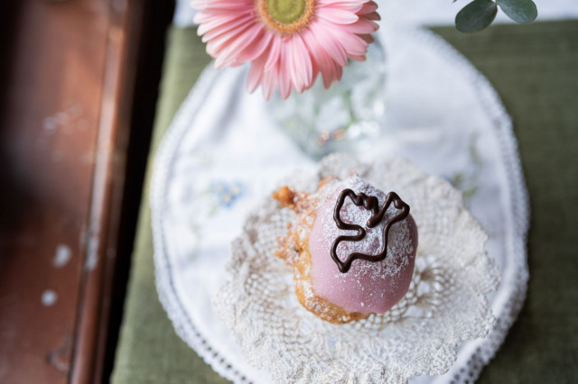 Cafe Qwenselin peacepis yhdistää piispiksen ja norjanmunkin, leivonnaisen päällä on rauhankyyhky.