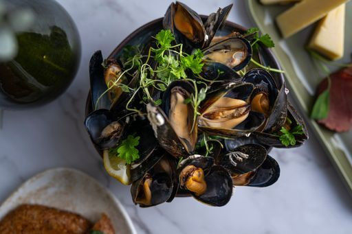 Henriks tarjoilee ranskalaistyyppistä bistroruokaa ja nautinnollisia juomia tarkkaan valituista raaka-aineista.