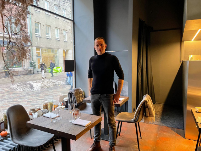 Omistaja David Alberti voi tarkkailla uuden ravintolansa rakentumista Naturan ikkunasta.
