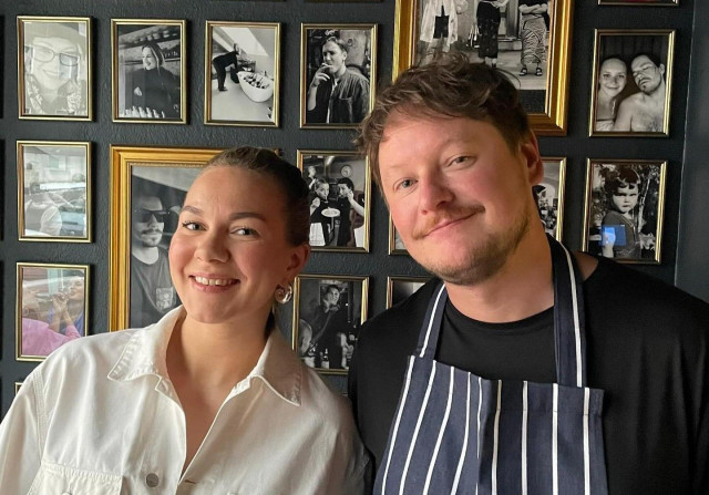 Emmiina Partanen ja Kalle Tanner pitävät huolen, että asiakkaiden hymy pysyy korvissa koko ravintolakäynnin ajan.