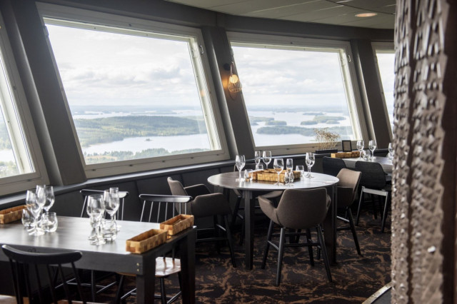 Puijon Torniravintolassa luonto näkyy maisemien lisäksi lautasilla.