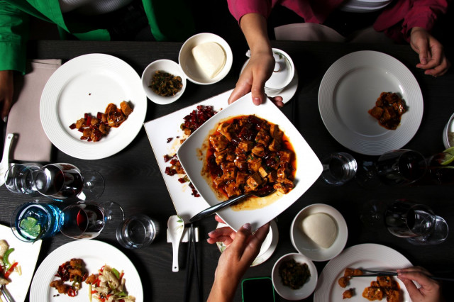 SYÖ!-viikot tarjoavat hyvän syyn kerätä kaverit kasaan yhteisen pöydän äärelle.