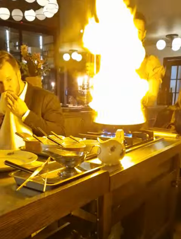 Liekityskärry on näyttävä, mutta käytännössä mahdoton kuvata pimeänä iltana. Ota mieluummin video someen, se tulee samaan näyttökertoja. Tässä valmistuu aivan uskomattoman murea  Chateaubriand eli härän sisäfile.