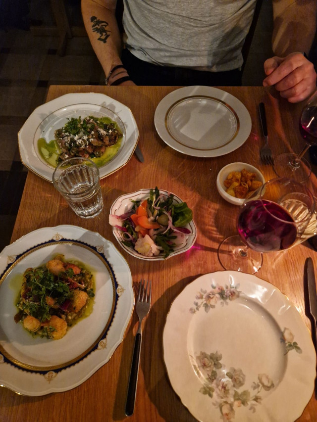 Mikäli liekityskärry on harvinainen näky, niin on myös alkupalat: pöydässä on sammakonreisiä sekä mureaa vasikankieltä lisukkeineen.