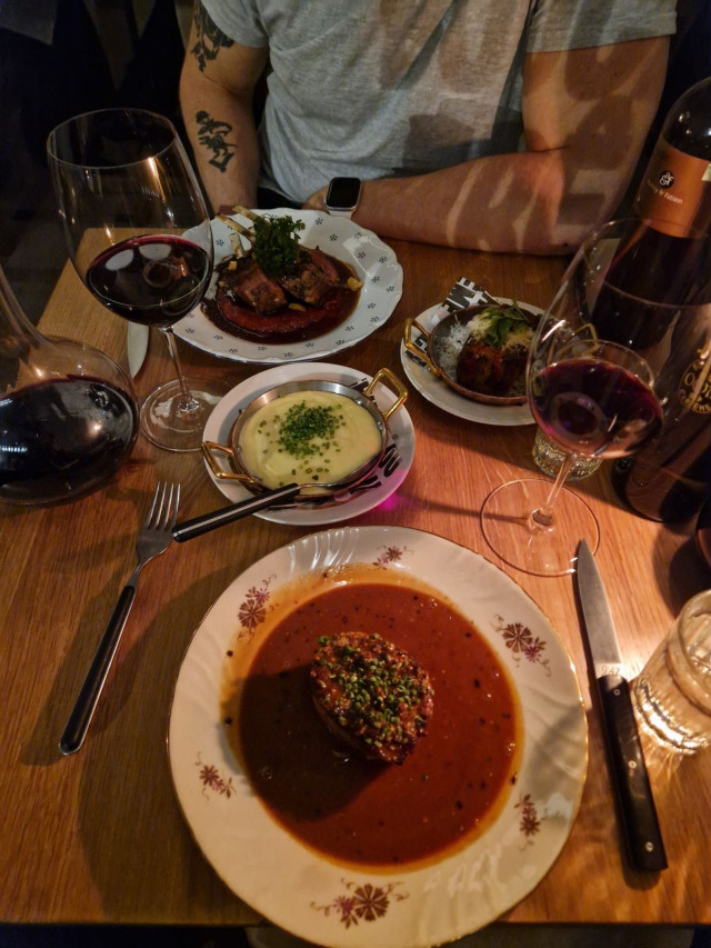 Leikityskärryllä viimeistelty uskomattoman murea Chateaubriand härän sisäfile konjakki-pippurikastikkeessa sekä grillattua karitsankaretta.