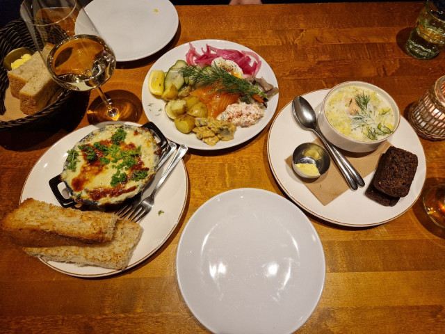 Alkuun Keittiömestarin etanapannu, kalalautanen sekä pieni lohikeitto.