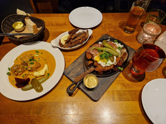 Perinteiset lihapullat sekä Kannaksen pannu.  Lisäksi teki mieli muikkuja, joten pyysimme niitä kulhollisen sivuannoksena.