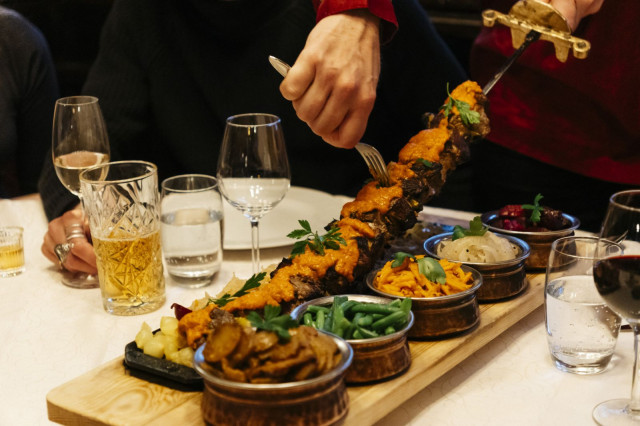 Näyttävä Iivanan miekka kuuluu Saslikin suosituimpien annosten joukkoon.