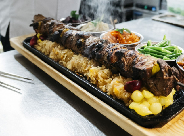 Saslikissa vaalitaan perinteisiä reseptejä ja valmistustapoja.