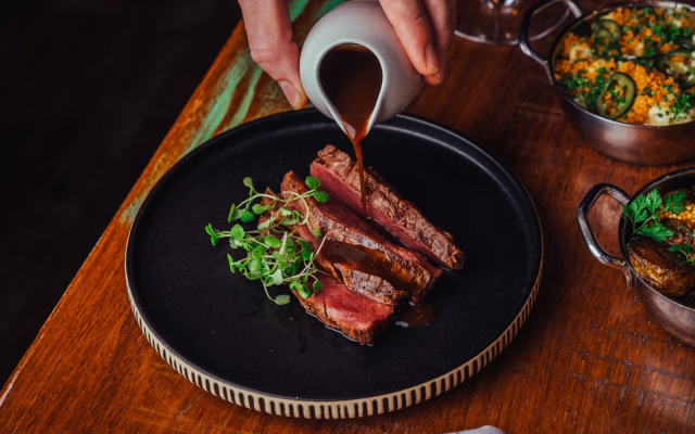 Lönkka Bull & Bottle hemmottelee äitejä herkullisella menulla.