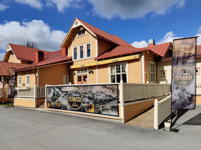 Seinäjoen asemalla sijaitsevan Alman terassilla nautitaan kesästä.