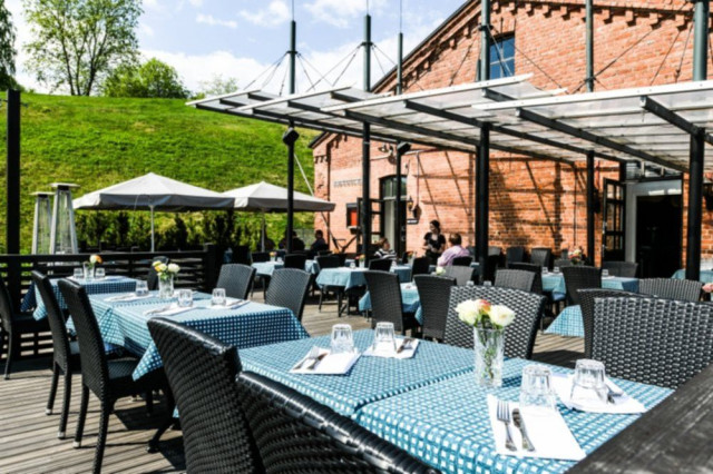 Viihtyisällä terassilla voi ihailla Saimaan upeita maisemia.