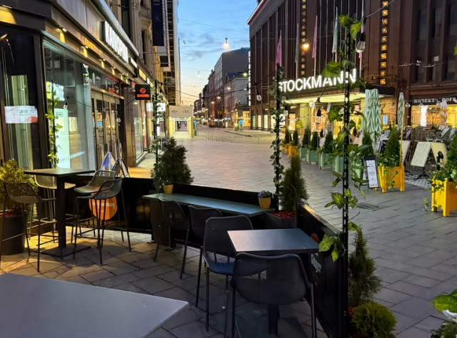 Uusi ravintola ja ulkoterassi sijaitsevat Aleksanterinkadulla Vanhan ylioppilastalon kupeessa.