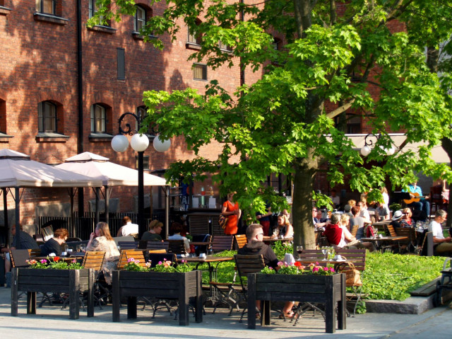 Linnanpihan terassi tarjoaa grillattuja herkkuja, rentoa livemusiikkia ja leppoisaa fiilistä.