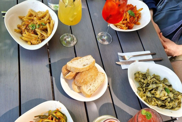 Vapianon terassilla nautitaan italialaisista herkuista.