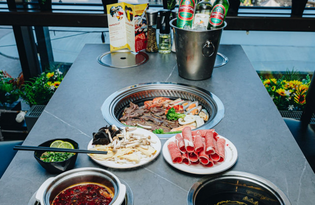 Pöytiin upotetut grillit tekevät ruokailusta hauskan ja sosiaalisen kokemuksen.