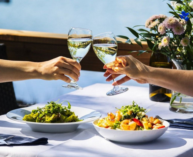 Mestaritallin terassilla kesäpäivä sujuu herkullisissa tunnelmissa.