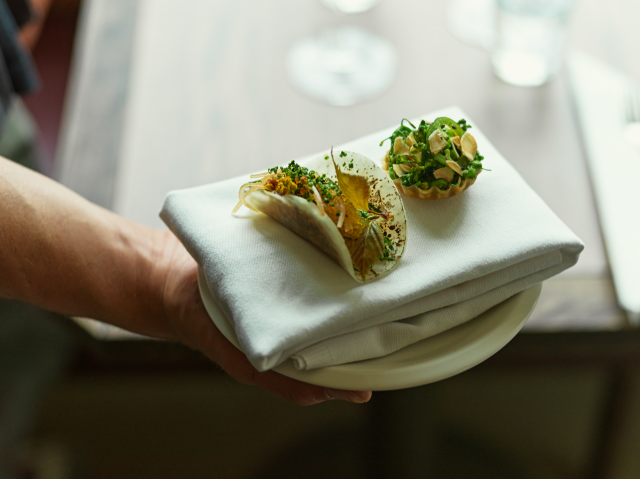 Alkuruoissa maistuvat kevään hennot maut.