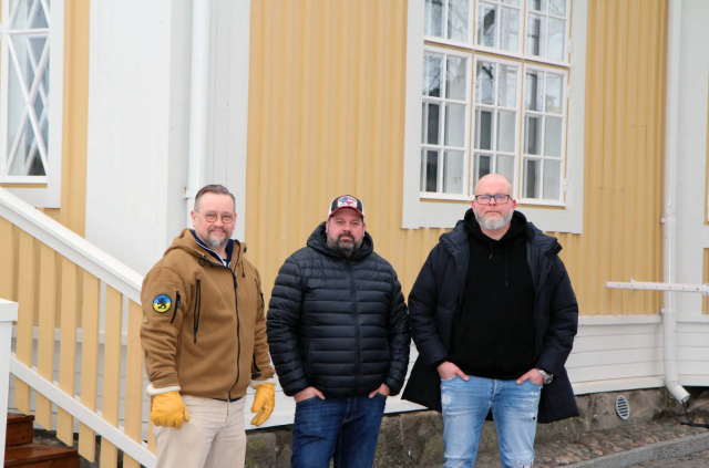 Ravintoloitsijoiden Fredrik Liliuksen (vas.), Kari Penttisen ja Mikko Lahtosen mukaan Väst tarjoaa kävijöilleen ikuisen juhannuksen.