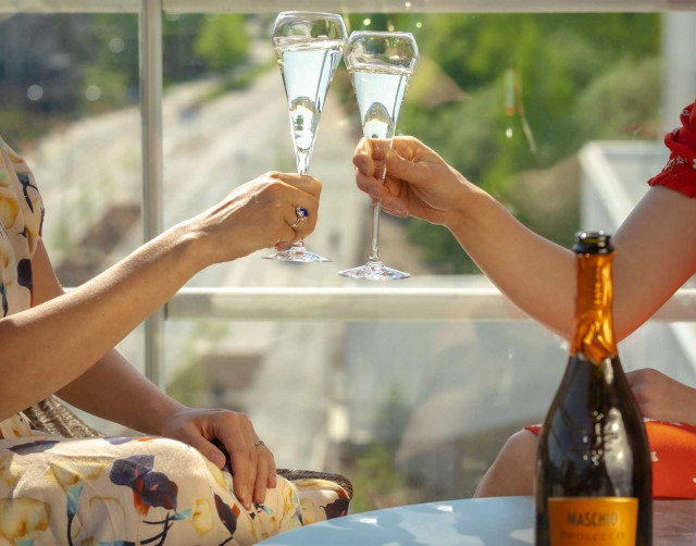 Kattojen yllä maistuu kuohuviini ja kesä.