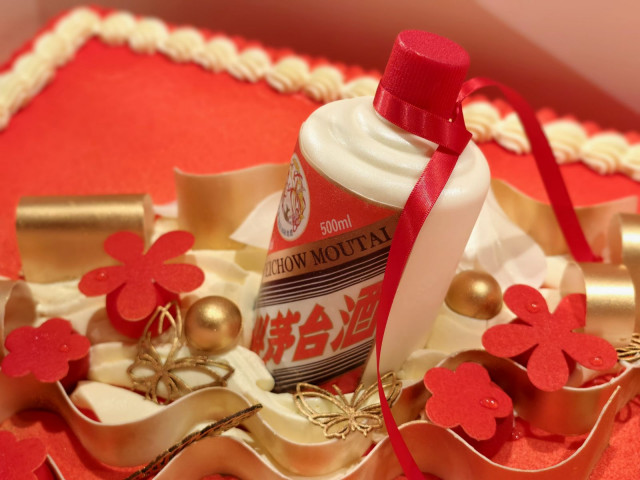 Moutai-teemainen täytekakku kruunasi erityisen päivän.