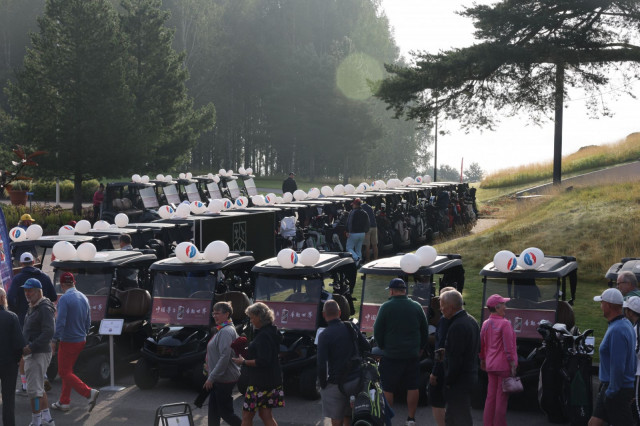 Kytäjä Golf on ainoa BMW-nimeä kantava golfkenttä Suomessa ja oli juuri saanut käyttöönsä uudet, täysin mustat sähköiset golfautot.