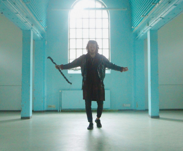 Harjun vanha ruumishuone kauniisti siivilöityvine valoineen luo tunnelmalliset puitteet VILLD pop upille.