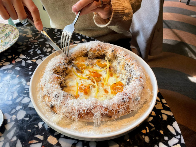 Parmesaanilla höystetyille pizzetoilla on helppo sanoa kyllä.