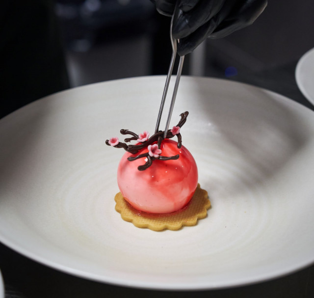 MOVE·5D:n annokset syntyvät käsityönä ilman turhaa kikkailua, jotta raaka-aineiden omat tarinat pääsevät oikeuksiinsa.