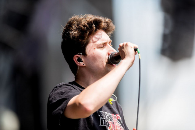 Holding Absencen laulaja Lucas Woodland.