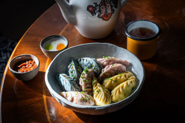 Tallinnan dagestanilaisravintola The Kurze on tunnettu erityisesti käsintehdyistä ja värikkäistä kurzeistaan.