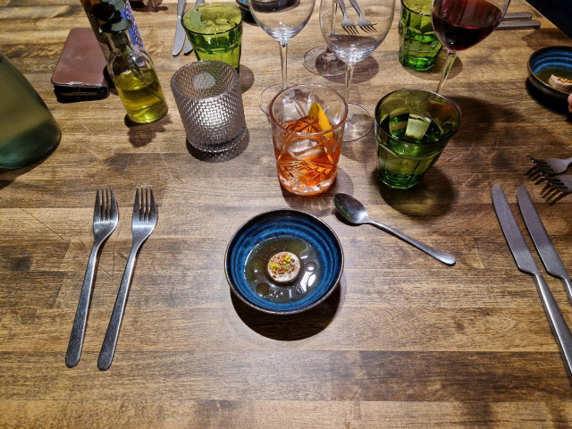 Keittiön tervehdys on aina mysteeri, jätetään tämäkin sellaiseksi. Alkumaljaksi valittu Negroni sopii tilanteeseen kuin tilanteeseen, myös keittiön tervehdyksen kanssa!