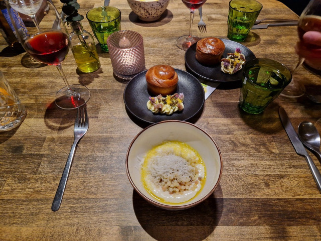 Erilainen ja omalaatuinen Cacio e Pepe, jonka kylkeen tuhti briossi koukuttavalla anjovisvoilla.