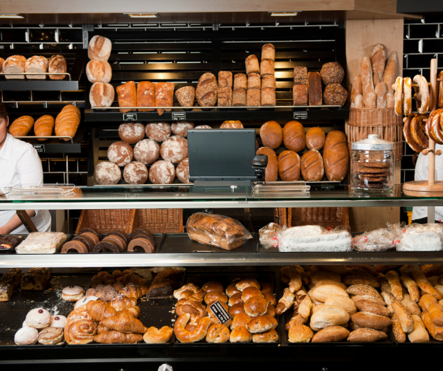 Ranskalaistyylinen seitinohut iltapäiväkänni ei käy laatuun ranskalaisissa leipomoissa. Kuvituskuva.