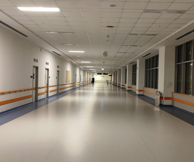 Modernin sairaalan käytävä Ankarassa. Kuvituskuva.