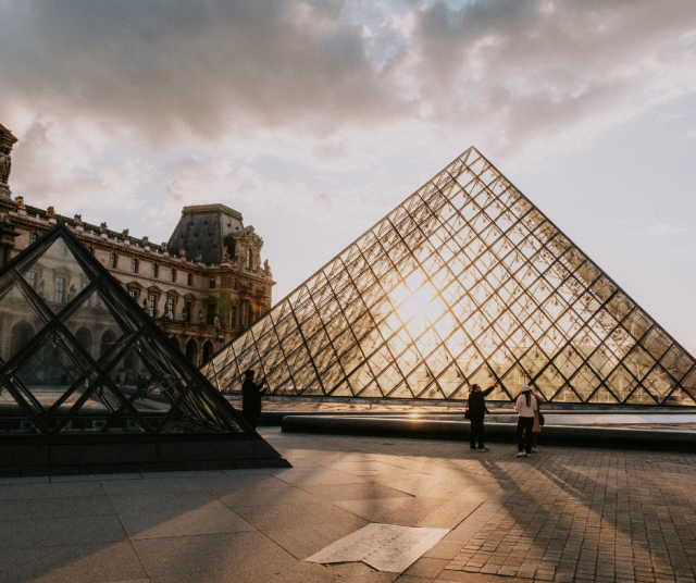 Louvre auringonlaskun aikaan.