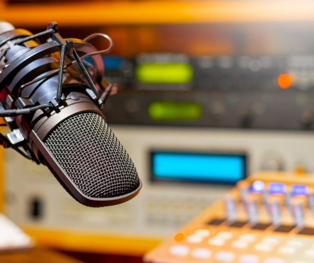 Frasier-sarjassa tohtori Frasier Crane piti radio-ohjelmaa, jossa jakeli terapeuttisia ja vähemmän terapeuttisia ohjeitaan.