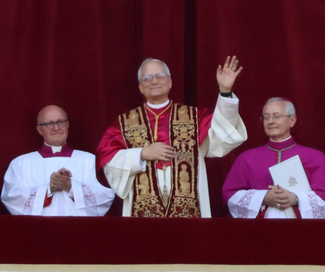 Paavi Leo XIV keskellä.