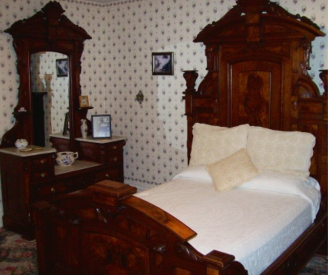 Lizzie Bordenin vanhempien makuuhuone on säilytetty ennallaan.
