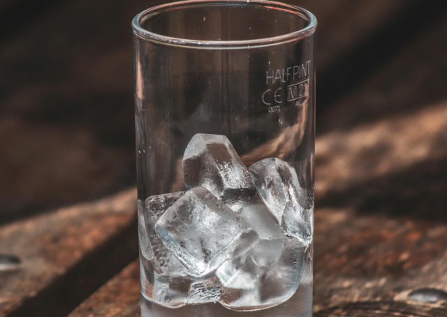 Korkea lasi + sopivan kokoiset jääpalat = hyvä juoma.