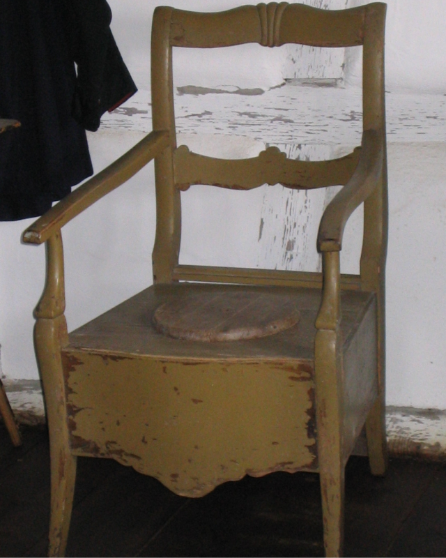 Niin kutsuttu vessatuoli, eli siirreltävä käymälä ajalta ennen kuin vesivessat keksittiin.