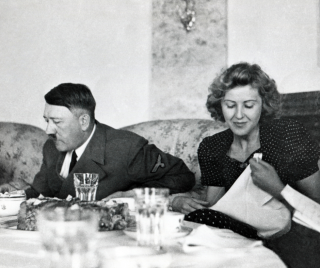 Kuuluisimpia kuvia Aatusta ja Evasta.