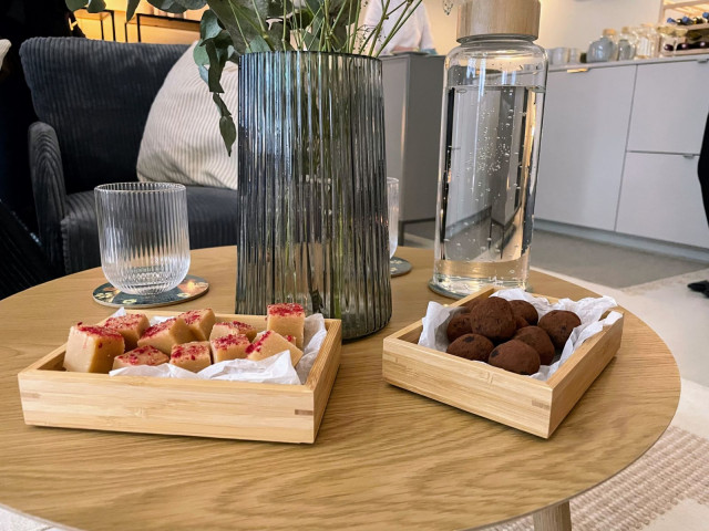 Pienet makeat kruunaavat illallisen.