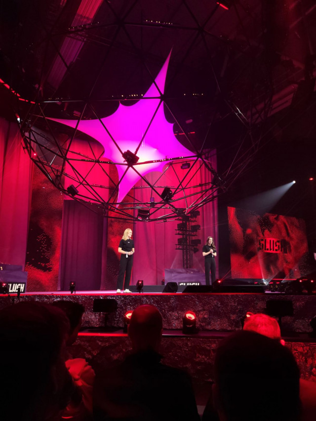 Slushin CEO Aino Bergius ja President Elin Dölker korostivat Slushin avajaisissa sijoittajien ja startuppien suurta määrää ja kertoivat, että tapahtumaan on sovittu 25000 tapaamista ennakkoon.